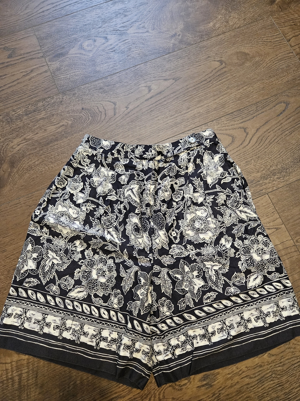 Vintage Floral Border Print Pull-On Bermuda Shorts - Black/cream